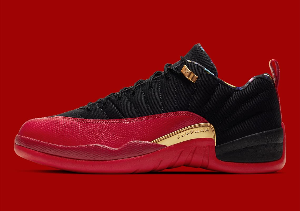 La punta presenta una ‘piel de serpiente’ roja falsa, los negros adyacentes están acolchados y colocados en lo que parece ser tela de lona