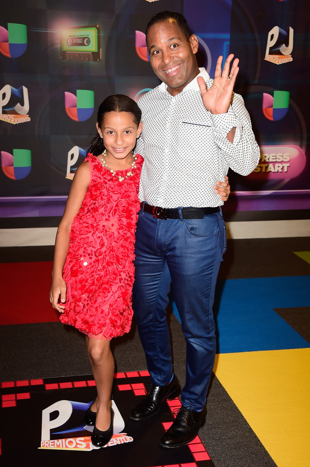 Para 2015 vimos que la hija de Tony Dandrades ya creci贸. 脡l lleg贸 con una camisa color claro, jeans y zapatos mientras que su hija con un fresco vestido rojo.