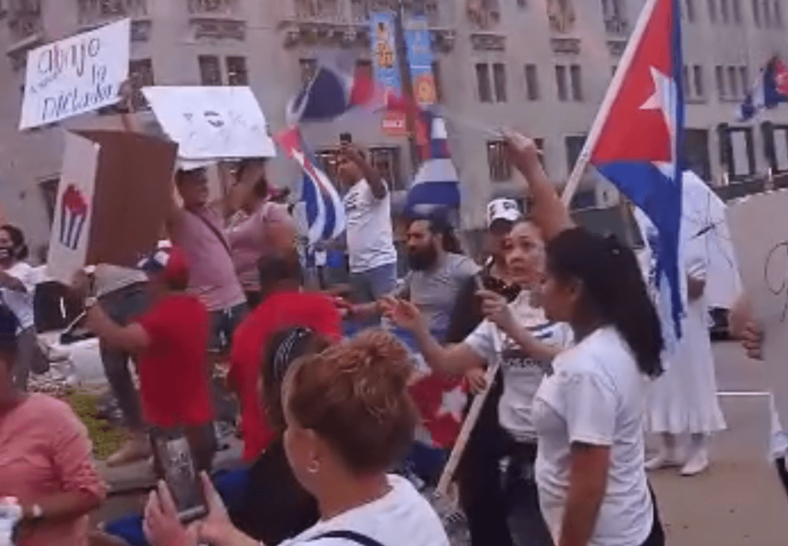 <b>Se levanta la diáspora cubana:</b>
<br>Vestidos de rojo, azul y blanco, los manifestantes mostraron su solidaridad con su bandera cubana, música y pancartas. Residentes en Chicago, salieron a downtown para mostrar su apoyo con el pueblo cubano y el deseo de ponerle fin a la dictadura.