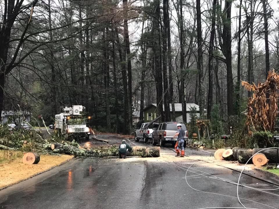 Georgia Power trabajaba este jueves por la tarde sobre Live Oak Drive, en Doraville, para despejar la vía de un árbol que se precipitó a tierra durante las tormentas.