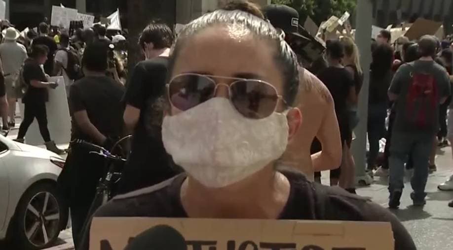 “Los afroamericanos y los latinos debemos unirnos”: el llamado de una hispana durante protestas en Los Ángeles