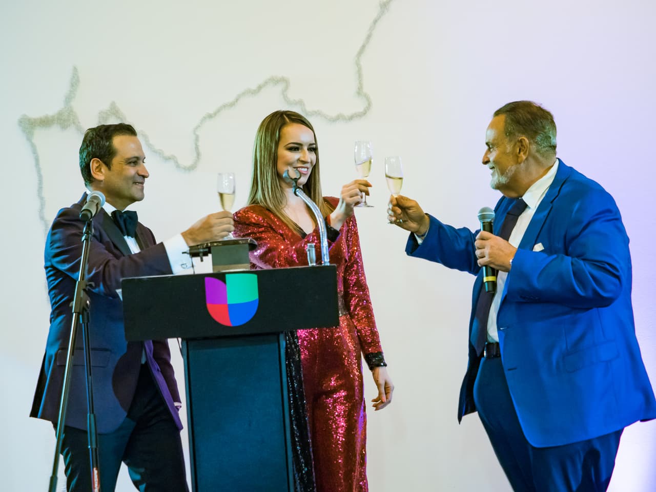 León Felipe González, Heidi Renpenning y Raul De Molina brindan por la ocasión.
<br>