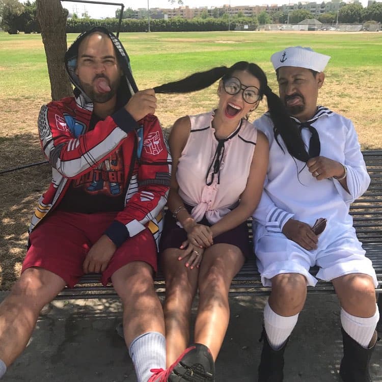 Y como parte del show, tambi茅n se ha disfazado de estudiante, junto a sus compa帽eros El Pel贸n y El Feo.