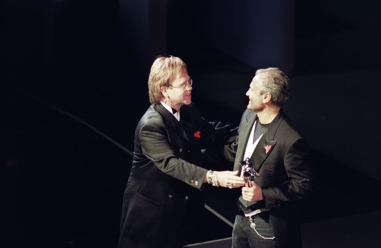 El cantautor británico Elton John fue uno de los amigos de Gianni Versace que sufrió por su asesinato en julio de 1997. Cinco años antes había tenido la dicha de entregarle un reconocimiento.