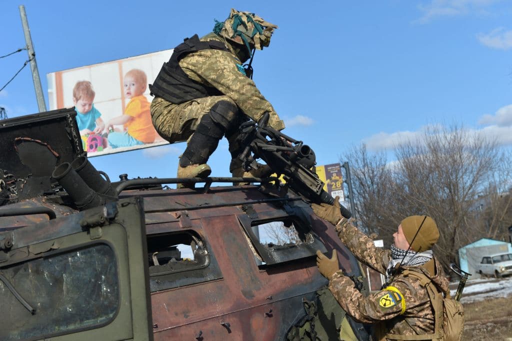 Un combatiente ucraniano desmonta un lanzagranadas de un vehículo de la infantería rusa que fue abandonado el 27 de febrero de 2022.