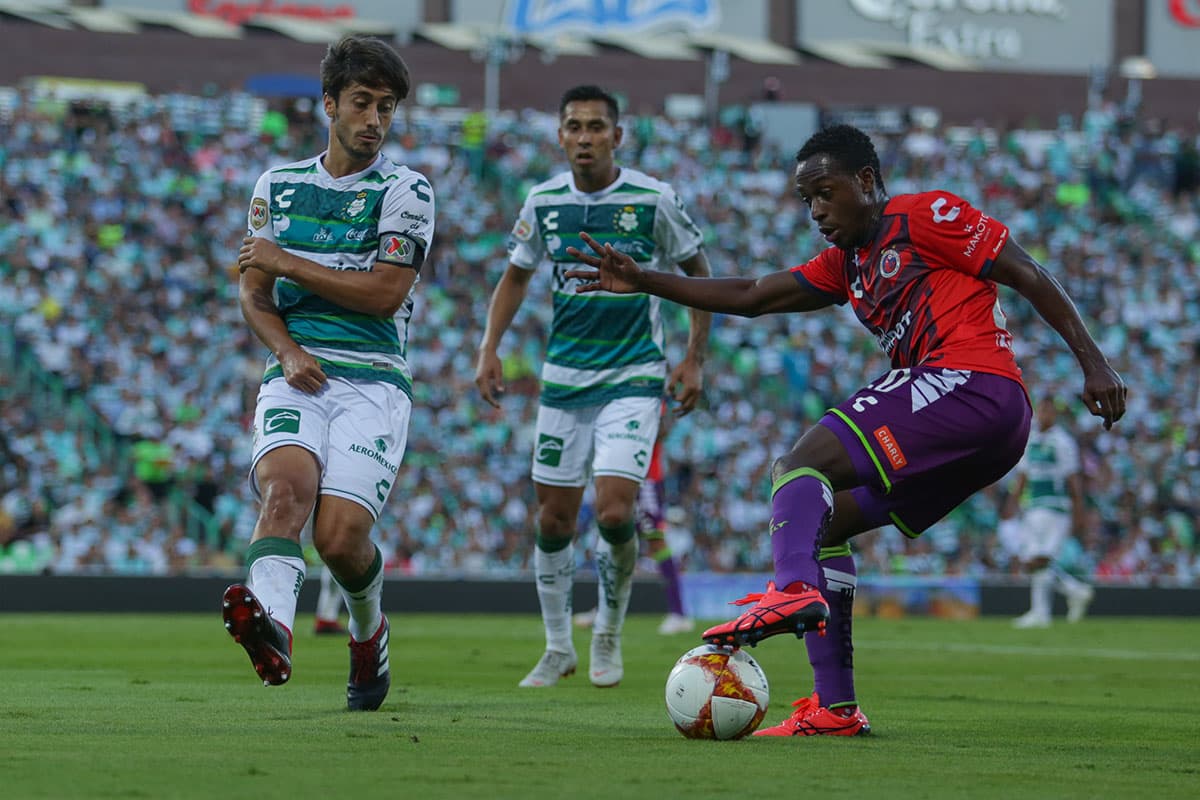 El delantero colombiano Jefferson Murillo (derecha) fue un dolor de cabeza para la defensa de Santos Laguna en el segundo tiempo.