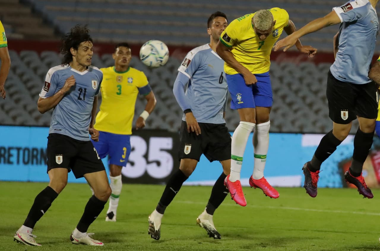 Con goles de Arthur y Richarlison Brasil vence a Uruguay, consiguen su cuarta victoria y continúan sin recibir gol en las eliminatorias rumbo al mundial de Qatar 2022.