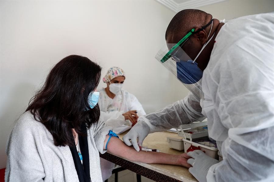 Un médico revisa a una paciente en Brasil, segundo país con más contagios en el mundo.
<br>
<br>