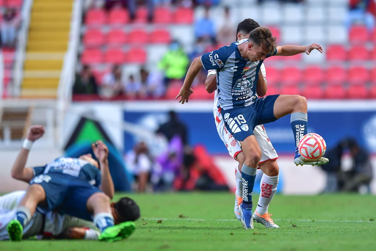 Necaxa toma rumbo en el Apertura 2022 y ahora le pegó a un Pachuca que ya suma tres partidos sin ganar en una descarga eléctrica que le vale para tres puntos muy importantes en el torneo gracias a los goles de Garnica y Giménez.