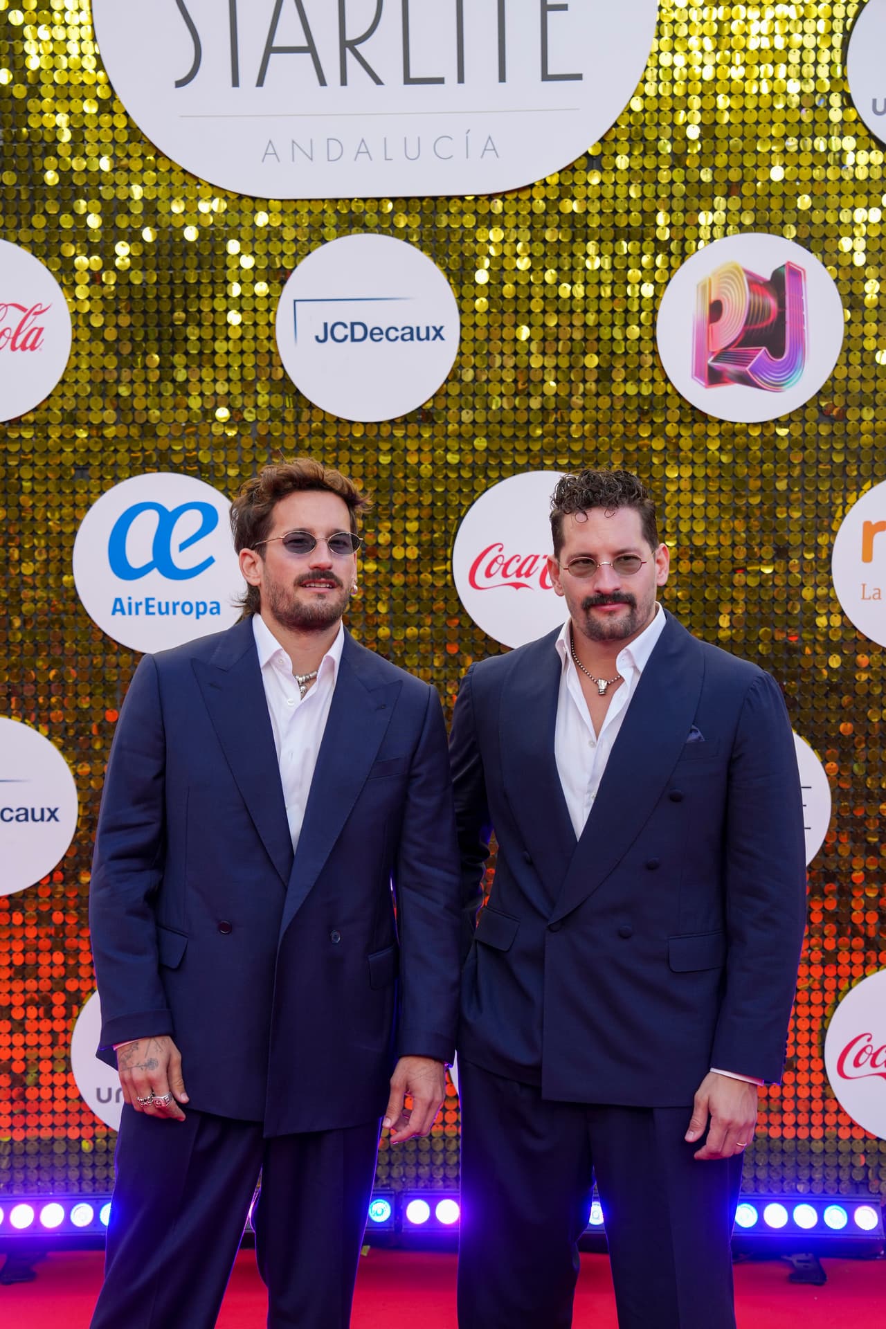 ¡Twins! Mau y Ricky decidieron vestir idénticos para Premios Juventud.