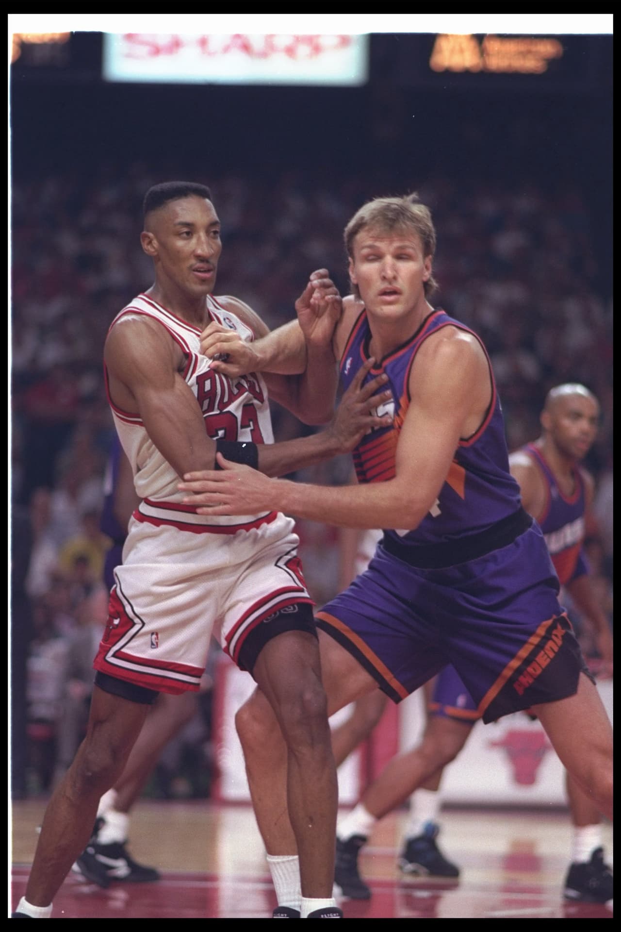 13 de junio de 1993: el delantero Scottie Pippen de los Chicago Bulls (izquierda) y el delantero Tom Chambers de los Phoenix Suns se enredan durante el tercer juego de las finales de la NBA.
