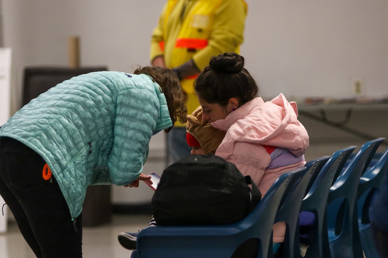 Uno de los niños estaba siendo tratado en un hospital local después de llegar con fiebre alta.