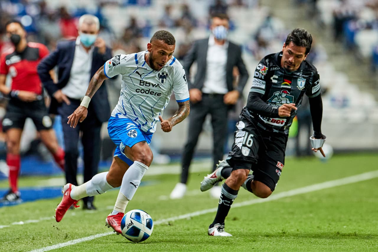 Rayados supo retener el esférico y explotar la velocidad por las bandas, fórmula que le sería muy útil en los siguientes minutos.