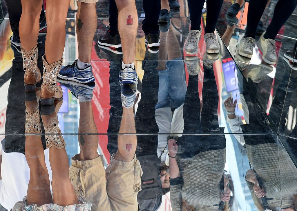 La instalación, compuesta de una superficie de espejos y paredes reflectivas, continuará abierta al público hasta el 21 de noviembre entre las calles 46 y 47 de Manhattan.