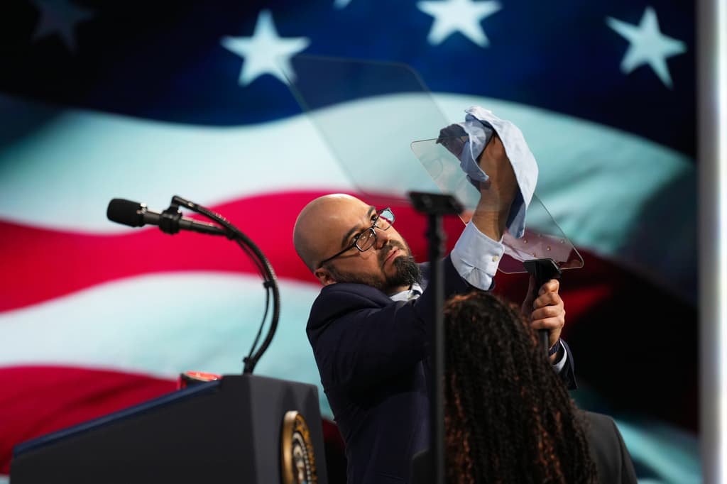El operador del teleprompter de Trump fue suspendido sin sueldo por supuestas apuestas relacionadas con los discursos del presidente
