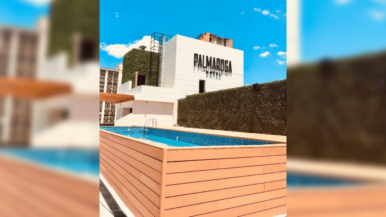 Esta es la piscina de la azotea del Hotel Palmaroga en Asunción, capital de Paraguay.
