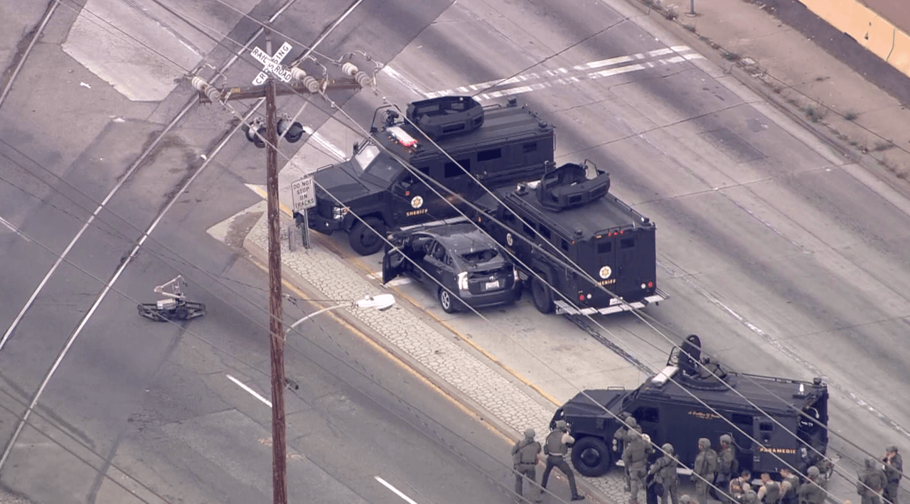 <a href="https://www.univision.com/local/los-angeles-kmex/una-violenta-y-peligrosa-persecucion-en-los-angeles-desata-cruce-de-disparos-entre-dos-fugitivos-y-oficiales-de-la-policia-video">La persecución en la que también participó una mujer</a>, que hasta el momento no ha sido identificada, concluyó alrededor de las 4:30 pm, después de que un oficial canino, K-9, fuera enviado al auto del sospechoso, un Toyota Prius, totalmente destuido por las balas.