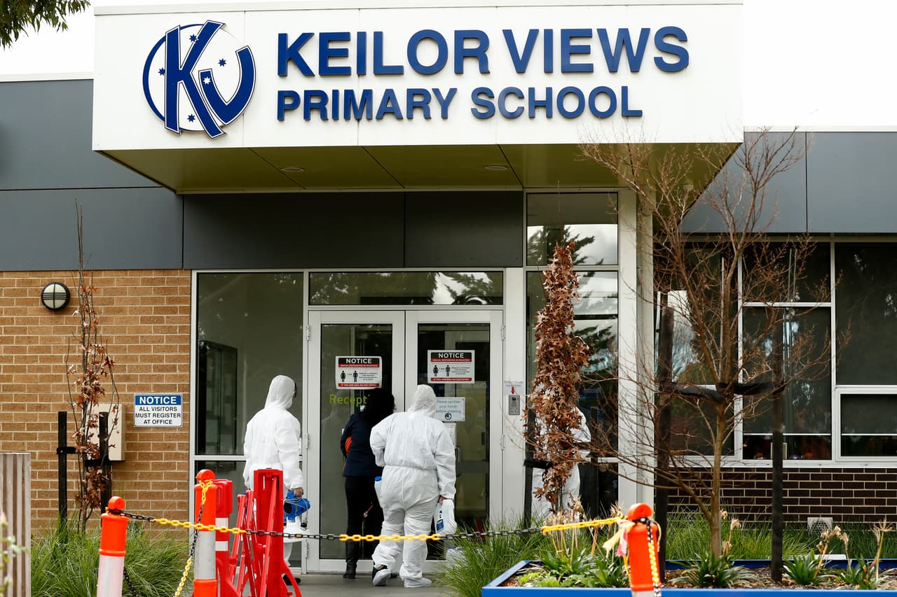 <b>Australia.</b> El estado de Victoria reportó el martes 17 nuevos casos, lo que llevó al cierre de dos escuelas primarias en Melbourne. El primer ministro de la región, Daniel Andrews, dijo que entre esos contagios habría una transmisión comunitaria significativa.
<br>