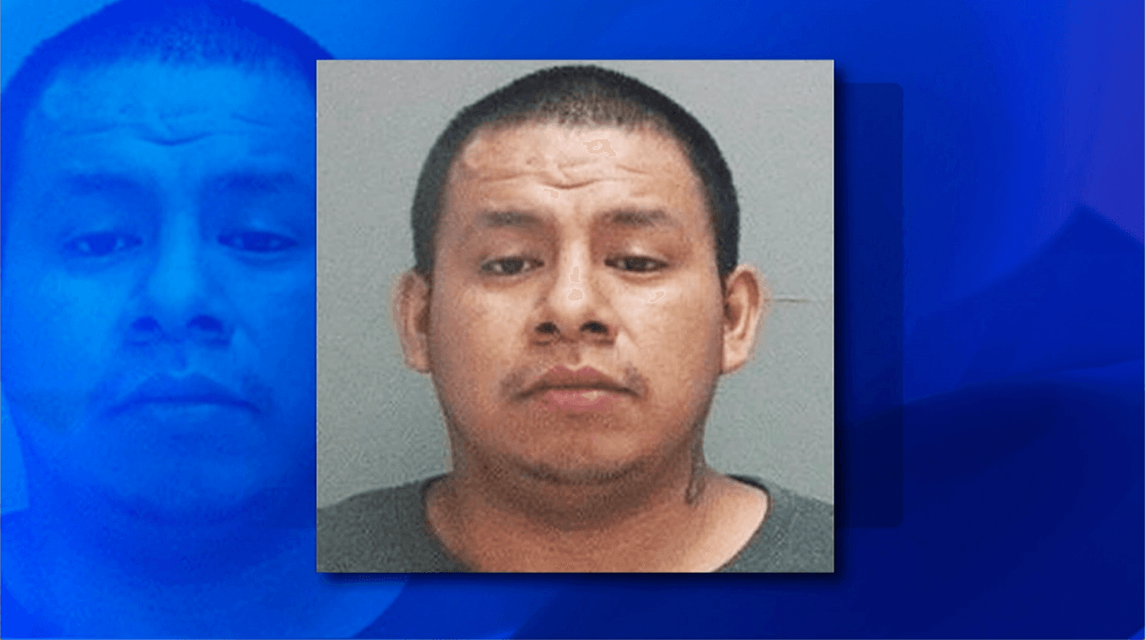 Mario 'Bulmaro' Mejía Maya, de 32 años, fue convicto en mayo por invadir el hogar de
<a href="https://www.univision.com/local/chicago-wgbo/encuentran-a-una-mujer-estrangulada-en-un-departamento-en-schaumburg">Tiffany Thrasher</a>, a quien violó, golpeó y ahorcó en abril de 2017. En la audiencia, la víctima dijo a Mejía que ojalá su vida fuera miserable y un total infierno en la cárcel.