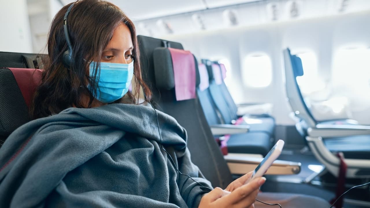 <b>Usar una máscara:</b> Los viajeros, el personal de la TSA y otros trabajadores de la aviación deben usar una máscara según lo prescrito por el mandato federal de máscara. Todas las personas en aeropuertos, estaciones de autobuses y trenes, aviones de pasajeros, transporte público, ferrocarriles de pasajeros y autobuses que operan en rutas fijas programadas deben usar una máscara. Si un viajero no trajo una máscara, un oficial de la TSA le ofrecerá una máscara a esa persona en el punto de control de detección.