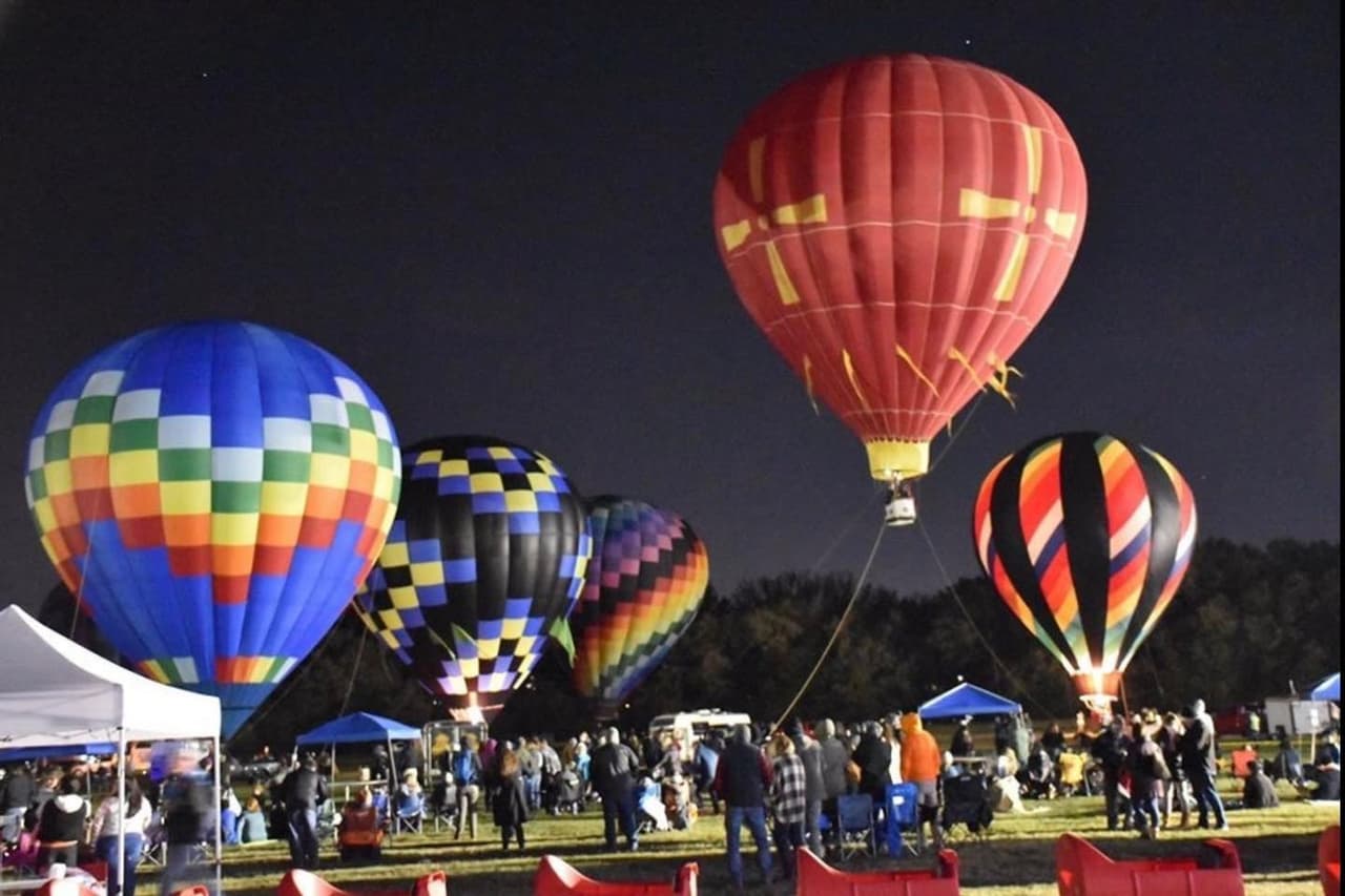 <b><a href="https://balloonshows.com/" target="_blank">Atlanta Hot Air Baloon Festival (28 al 30 de mayo)</a></b>: El Festival de Globos Aerostáticos se llevará a cabo del 28 al 30 de mayo en el recinto ferial del condado de Gwinnett en Lawrenceville. Llega con toda la familia para un gran momento de diversión familiar. Miren los globos aerostáticos increíbles, consulten la lista de deseos y den un paseo en un globo aerostático real.