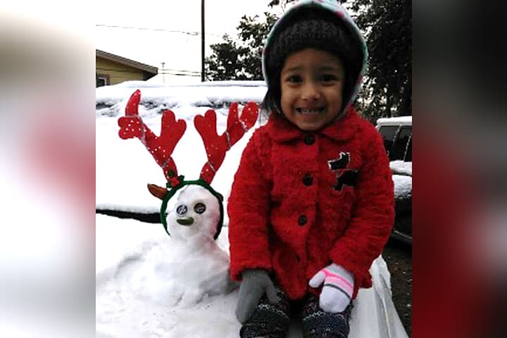 Muchos aprovecharon el raro evento para tomarse fotos, jugar con la nieve y construir el tradicional muñeco navideño.