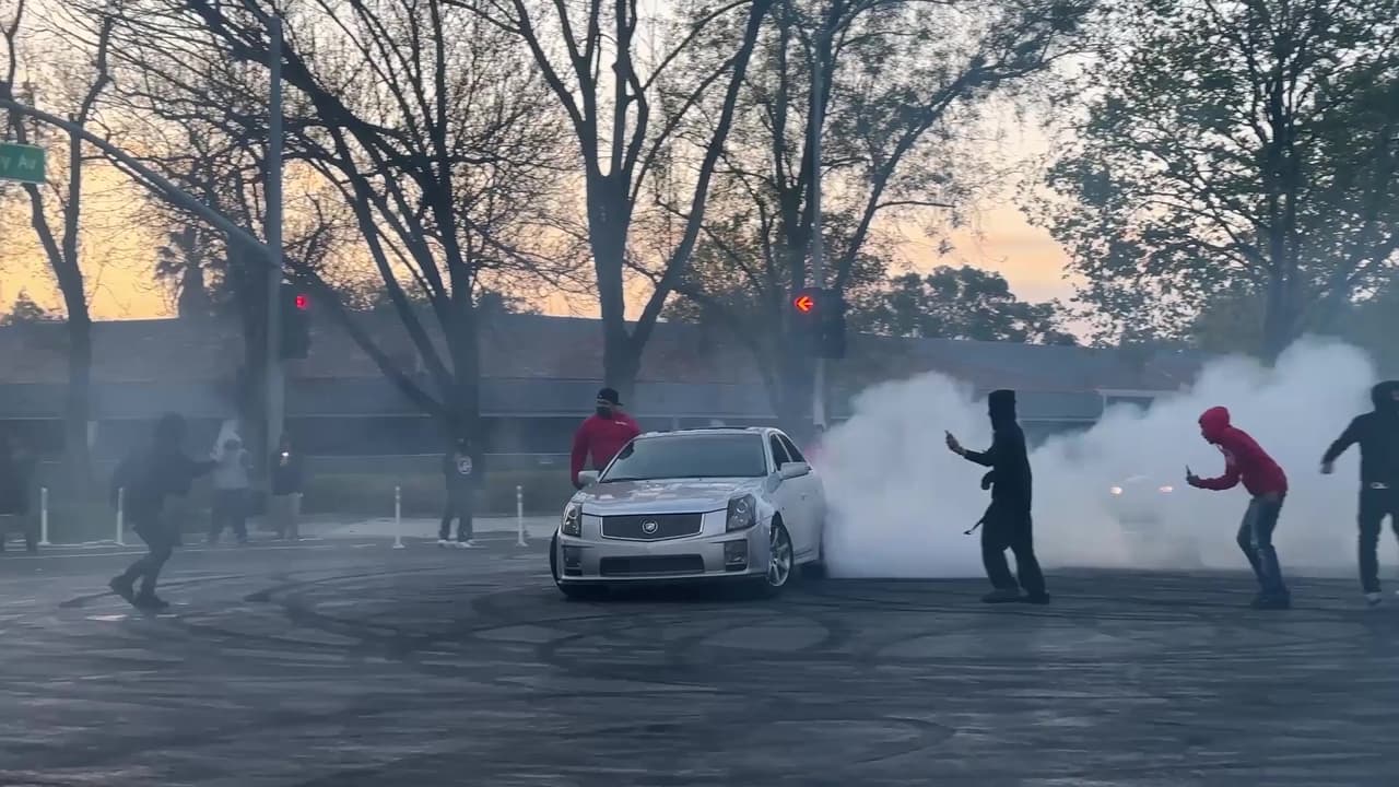 El alcalde de San José, Matt Mahan, ha solicitado la colaboración de las principales empresas de redes sociales, como Meta (la empresa matriz de Facebook e Instagram), Snapchat y TikTok, para abordar el creciente problema de los espectáculos secundarios en la ciudad.
<br>