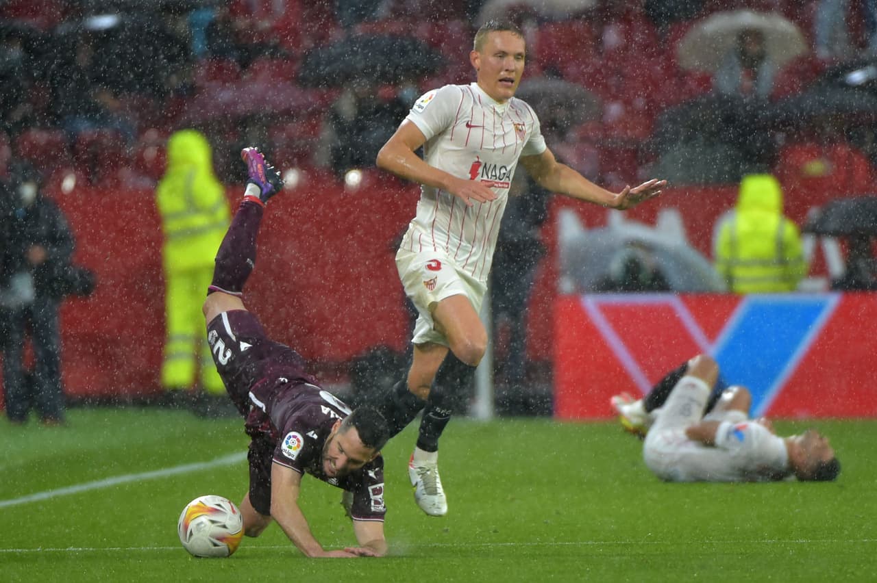 Sevilla no pasó del empate sin goles en casa ante la Real Sociedad y se rezaga en el intento de dar alcance al líder Real Madid.