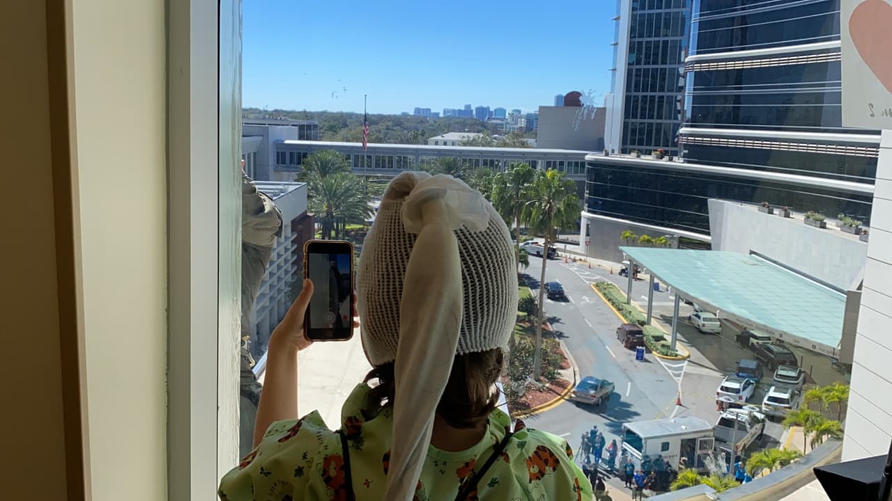 Mientran tanto en tierra estaban dos caballos, un perro policía, miembros del Equipo de Respuesta a Emergencias, la Guardia de Honor y la Unidad de Motores de la Oficina del Alguacil del condado Orange, saludando a los niños.