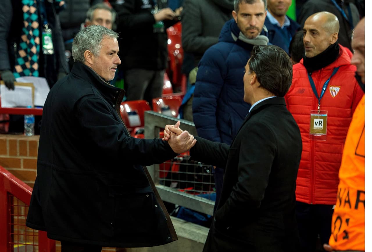 ARA1. MANCHESTER (REINO UNIDO), 13/03/2018.- El técnico portugués del Manchester United, Jose Mourinho (i), saluda al técnico italiano del Sevilla, Vincenzo Montella (d), antes del encuentro de vuelta de octavos de final de Liga de Campeones entre el Manchester United y el Sevilla, en el estadio Old Trafford, Manchester, Reino Unido, hoy, 13 marzo de 2018. EFE/ Peter Powell