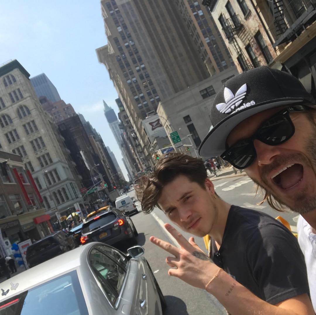 David Beckham se encuentra en New York guiando los pasos de su hijo mayor, Brooklyn, quien se encuentra en plena mudanza, pues estudiará en esa ciudad para convertirse en fotógrafo prefesional. “Momento de emociones y de gran trabajo para este hombrecito… orgulloso de él”, escribió en esta
<i>selfie.</i>