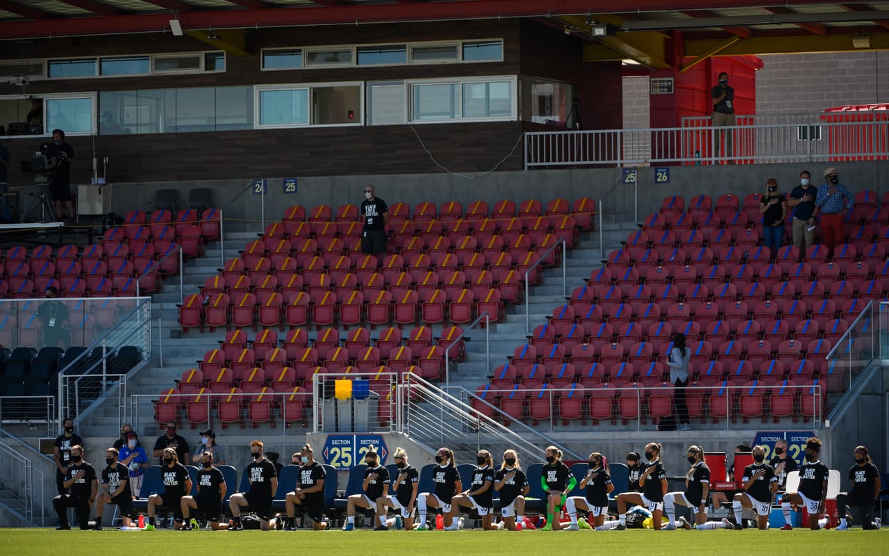 Antes de iniciar el partido del sábado, las jugadoras del North Carolina Courage y Portland Thorns se arrodillaron durante el himno nacional.