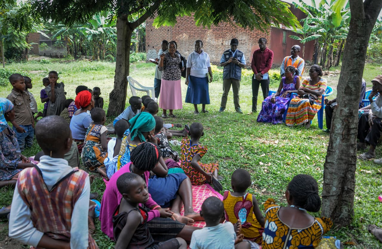 En esta imagen, los familiares de una víctima de 5 años en el pueblo de Kirembo, en Uganda, cerca de la forntera con el Congo, escuchan las recomendaciones de trabajadores de la salud para prevenir el contagio y reconocer a tiempo los síntomas de la enfermedad.