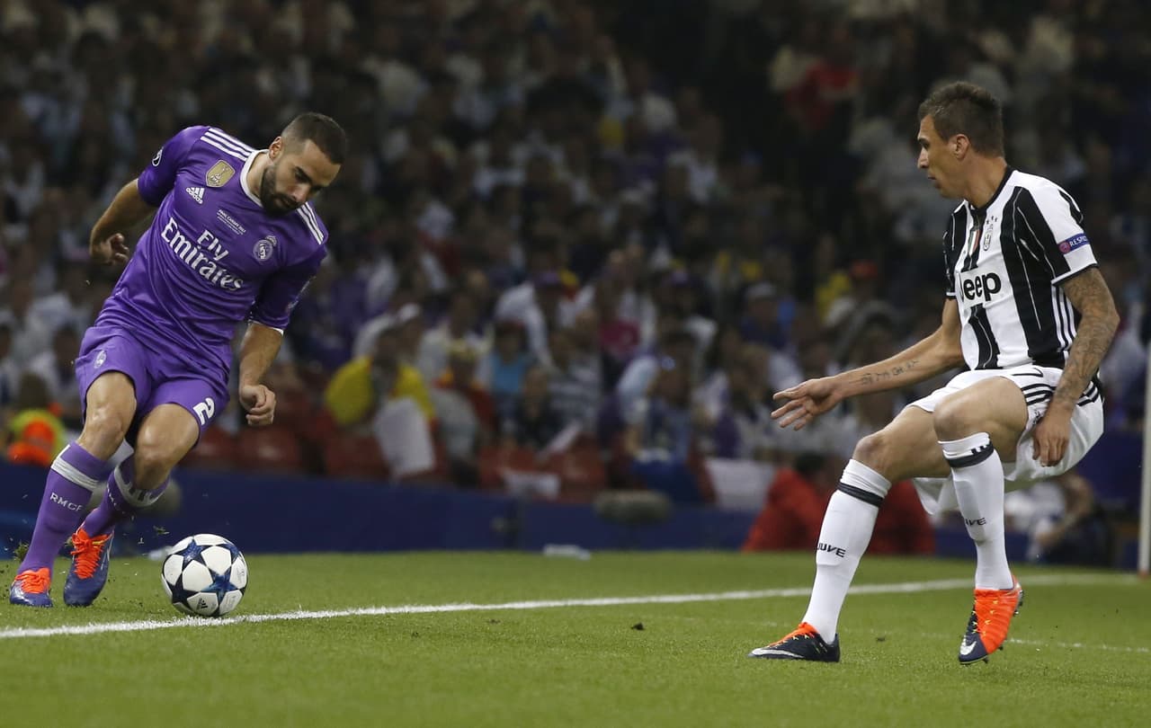 Por la banda derecha, Dani Carvajal, comenzaba a llevar peligro al área de la Juventus con desbordes que Mandzukic y Alex Sandro no superion conctrolar.