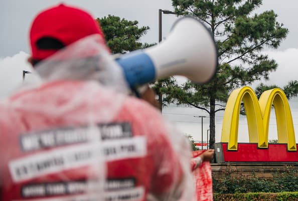 “Estos tiempos son pagados y de no ser tomados estaríamos ante un caso de robo de salario”, dijo a Univision 34 Los Ángeles, Mónica Guízar, abogada laboral. Aclarando que los descansos ‘breakes’ son distintos al tiempo para comer o ‘Lunch time’.