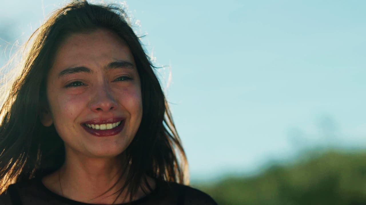 Su amada regresó contenta, pues había logrado llamar a la policía y pronto aparecerían para salvarlo.