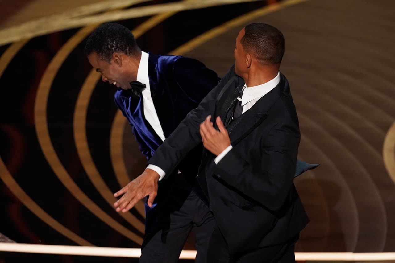 Will Smith golpea al presentador Chris Rock en el escenario durante la noche de los Óscar
