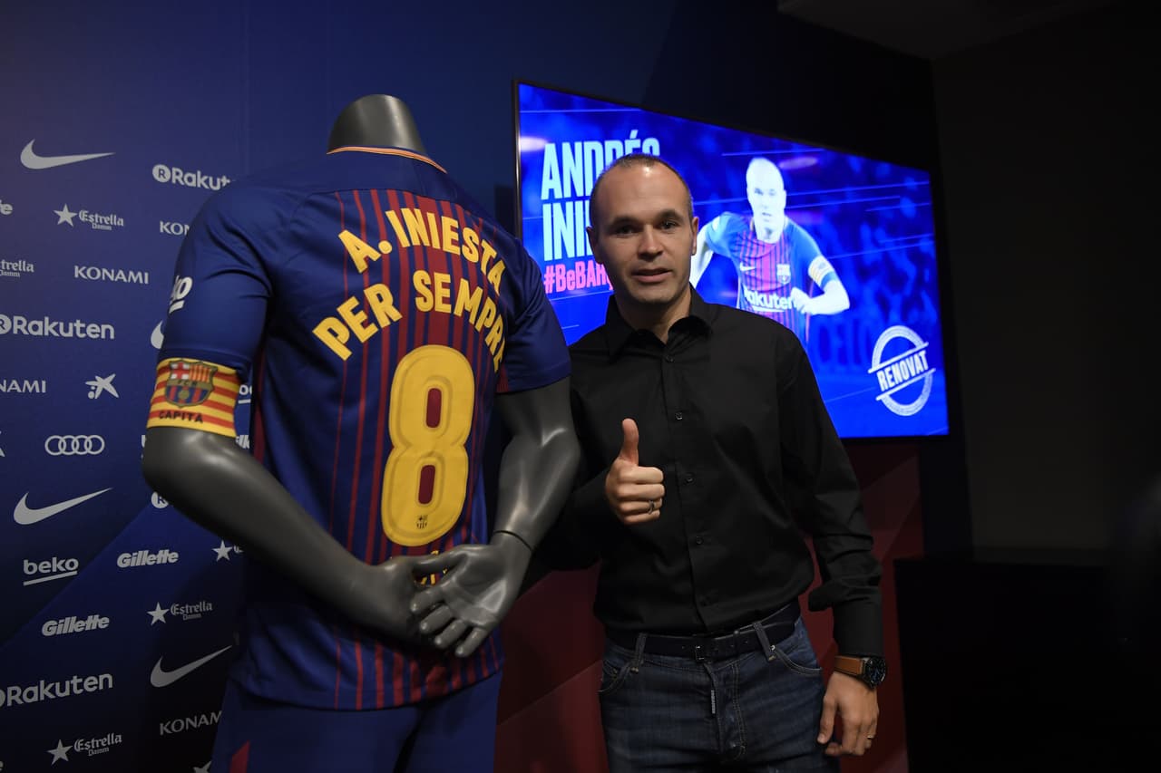 Por su parte, Iniesta comentaba que este
<b>"es un día muy especial para mí porque sigo en mi casa, quiero seguir consiguiendo cosas importantes aquí".</b>