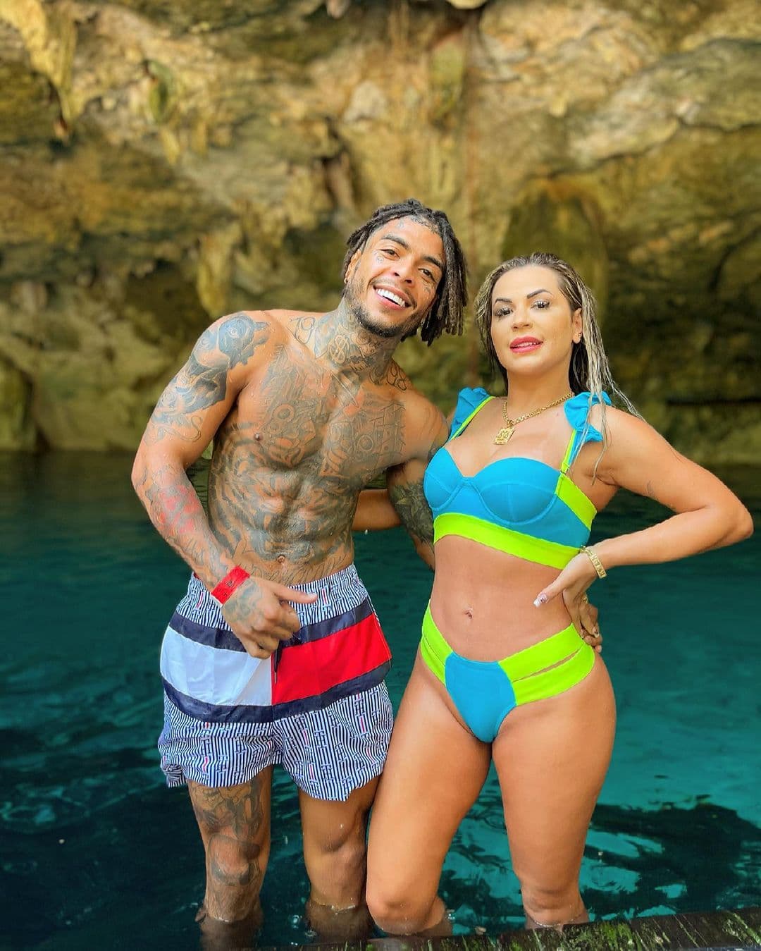 Presuntamente, quien fuera amigo del futbolista Neymar, trataba de bajar a la habitación inferior a través del balcón para evitar que su esposa, la abogada Deolane Bezerra (foto), descubriera su
<b><a href="https://www.univision.com/famosos/bianca-domingues-modelo-estuvo-mc-kevin-muerte" target="_blank">supuesta infidelidad</a></b>.
<br>