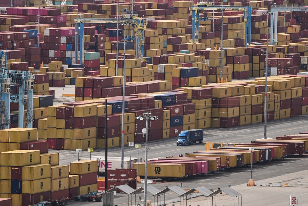 EEUU impone aranceles adicionales del 50% a productos de Canadá