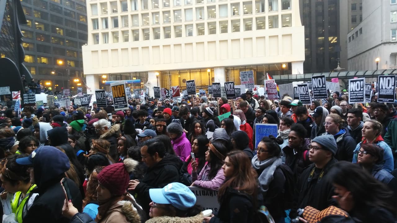 Se contaban por cientos y se esperaba que el número siguiera en aumento a medida en que iba cayendo la tarde.