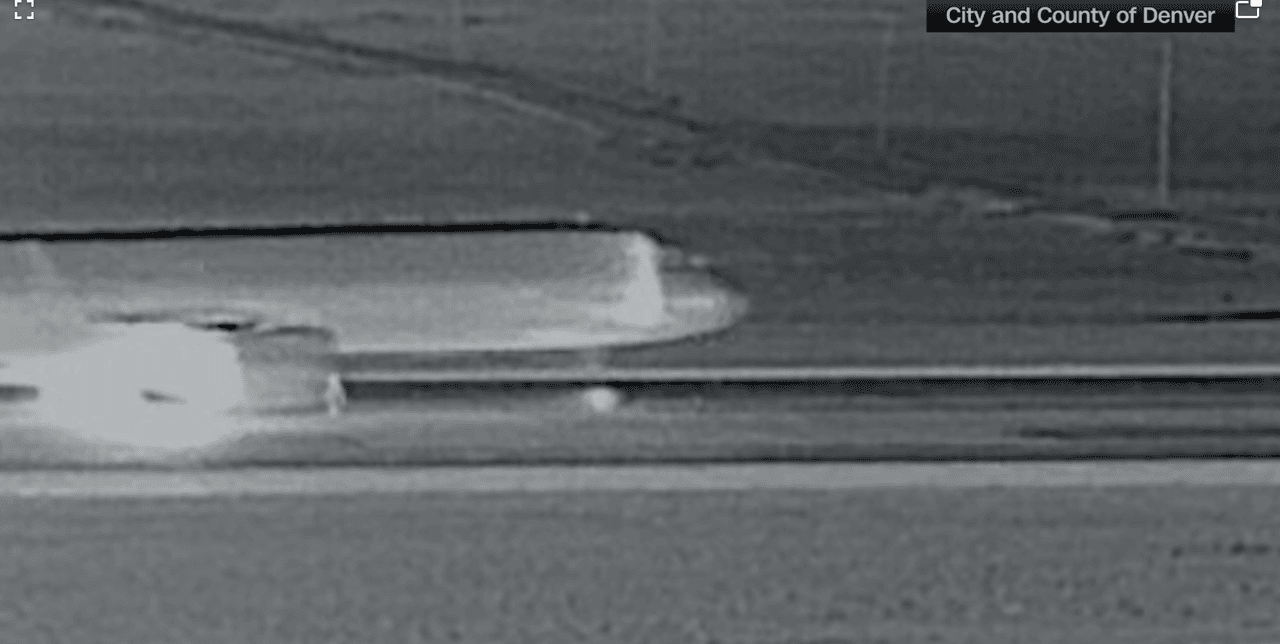 Imágenes de las cámaras de seguridad muestran el momento en que un hombre es atropellado por el avión de Frontier
