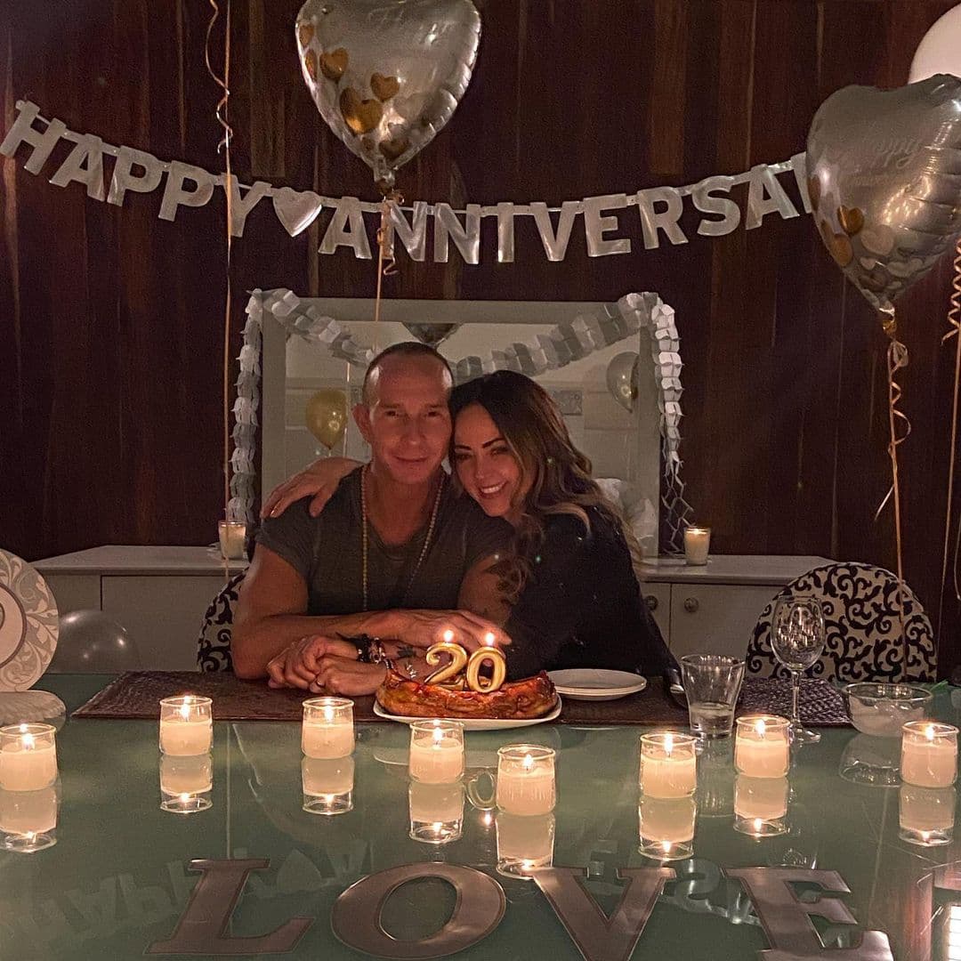 Sus hijas les prepararon una decoración especial para celebrar el amor de sus papás. Momentos familiares que siempre quedarán en la memoria. Todo festejado en la intimidad de su casa.