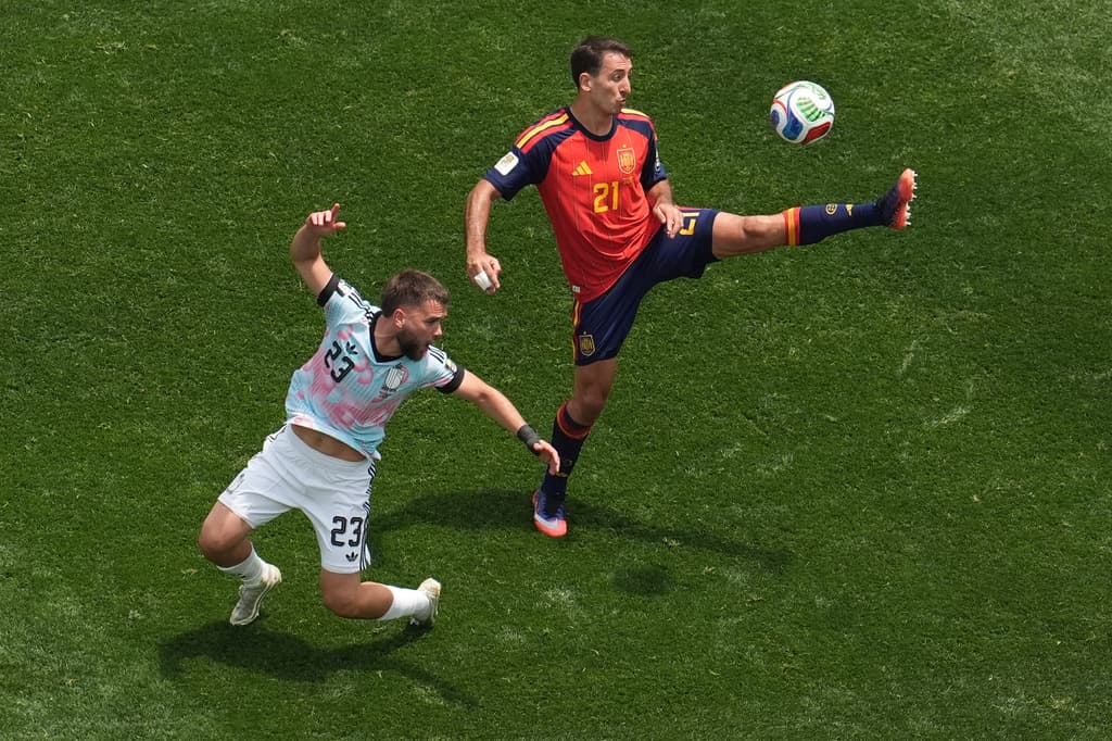 El español Mikel Oyarzabal intenta alcanzar el balón a espaldas del belga Nicolas Raskin.