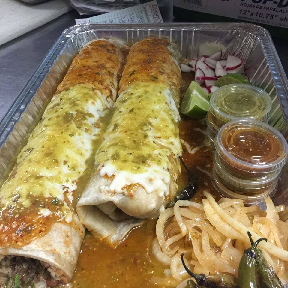 Lleva tres tipos de salsa, verde, roja y de aguacate.