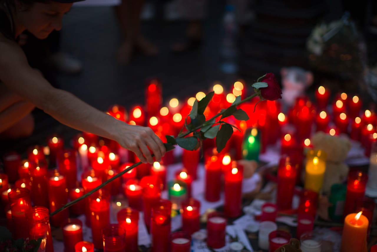 Velas, flores y osos de peluche en honor a las víctimas. Se sabe que entre los 14 fallecidos hay niños.