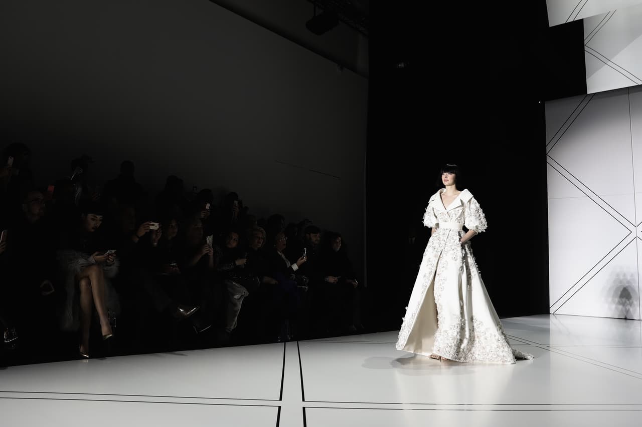 O tal vez presentarse con una versión moderna de
<a href="https://www.univision.com/estilo-de-vida/bodas/interactivo-asi-se-ve-meghan-con-el-vestido-de-novia-de-kate-letizia-y-otras-altezas-reales?utm_source=sf&utm_medium=email&utm_campaign=digmktg_entmay17&utm_term=na&utm_content=meghan%20banner"><b>vestidos como el de Rania de Jordania</b></a> como este recatado diseño en faille de seda con cuello, mangas voluminosas pero con lujosos bordados de hilo de seda, bronce y flores dignos de una princesa de Oriente.