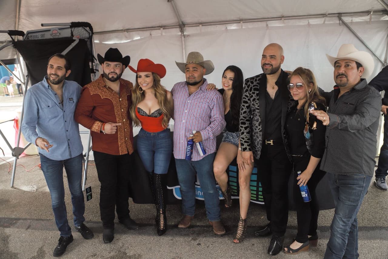 Los radioescuchas querían más fotos con El Free-guey y El Bueno, La Mala y El Feo.