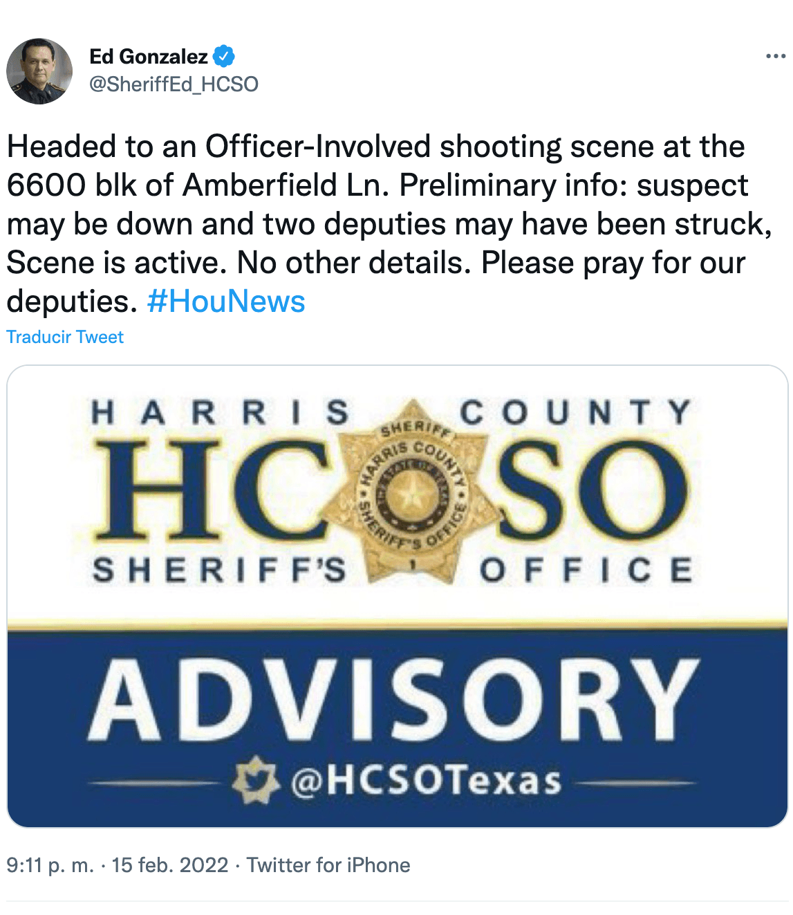 El alguacil Ed González informa sobre la posibilidad de que dos oficiales estén heridos de bala.