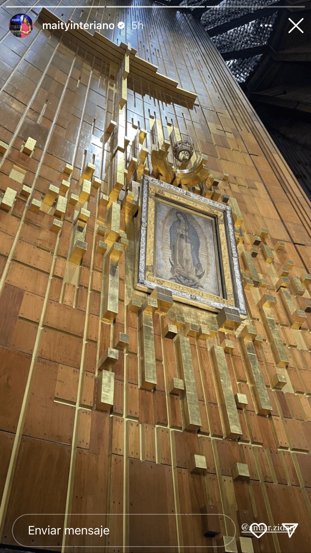 Después, la conductora de
<b> <a href="https://vix.com/es/canales/selectos/channel-callsign-frequancy-News-24-7?utm_medium=internal_referral&utm_source=univision&utm_campaign=breaking_news&utm_content=ed_entertainment&utm_term=slideshow" target="_blank">Univision Noticias 24/7, que puedes ver gratis aquí en ViX</a></b>, colgó esta imagen en la que se observa la imagen de la Virgen de Guadalupe que reposa en la Basílica de la Ciudad de México.
<br>